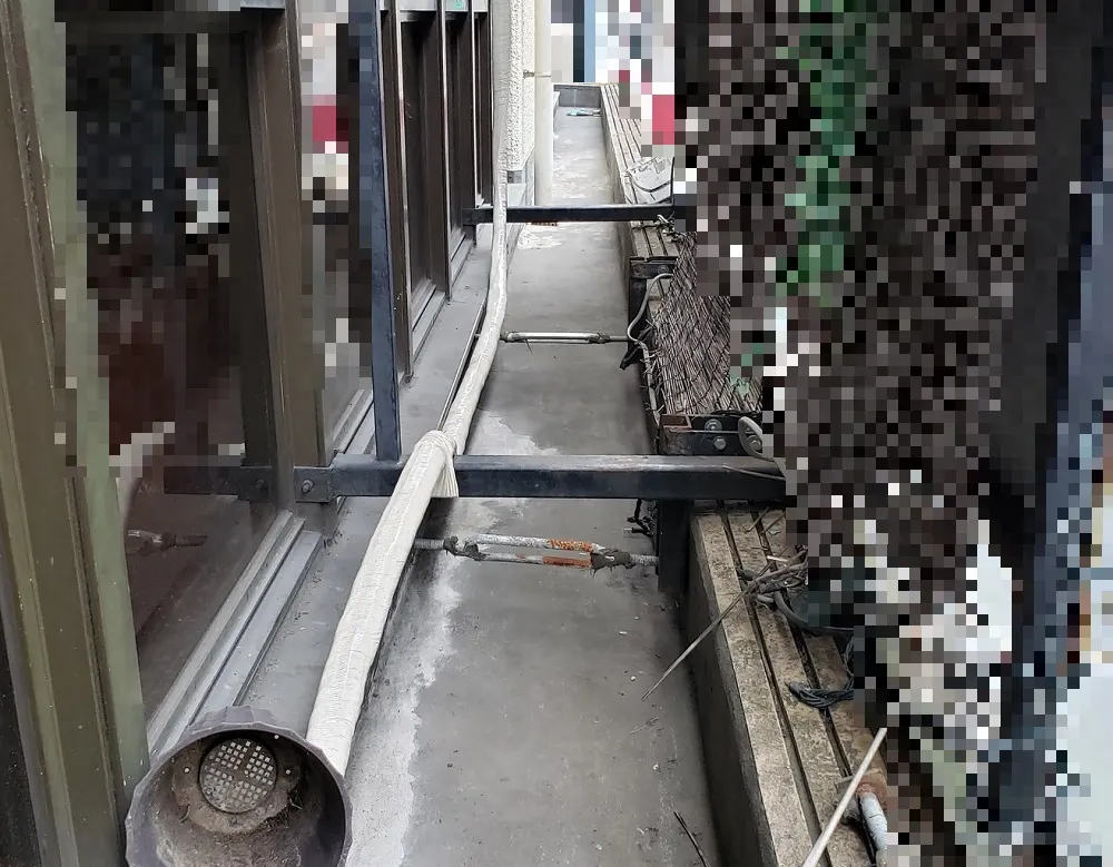 大阪市淀川区 Kビルのベランダ防水工事・施工中の写真