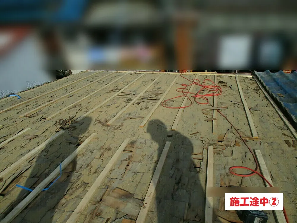 大阪市生野区 Ｙ様邸の屋根葺き替え工事・施工中の写真2